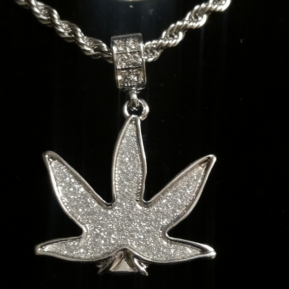 Fasion Leaf Pendant Necklace